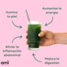 Vaso con bebida verde y pajita de metal sostenido por mano en fondo rosa con texto en español que describe beneficios de Ami Fitness Glow Greens.