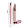 Recortadora de cejas eléctrica rosa con medidas 13cm de alto y 1.5cm de ancho, con punta transparente y tapa.