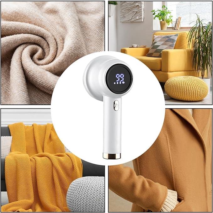 Máquina quitapelusa portátil con pantalla digital, rodeada de ropa y textiles con pelusa.