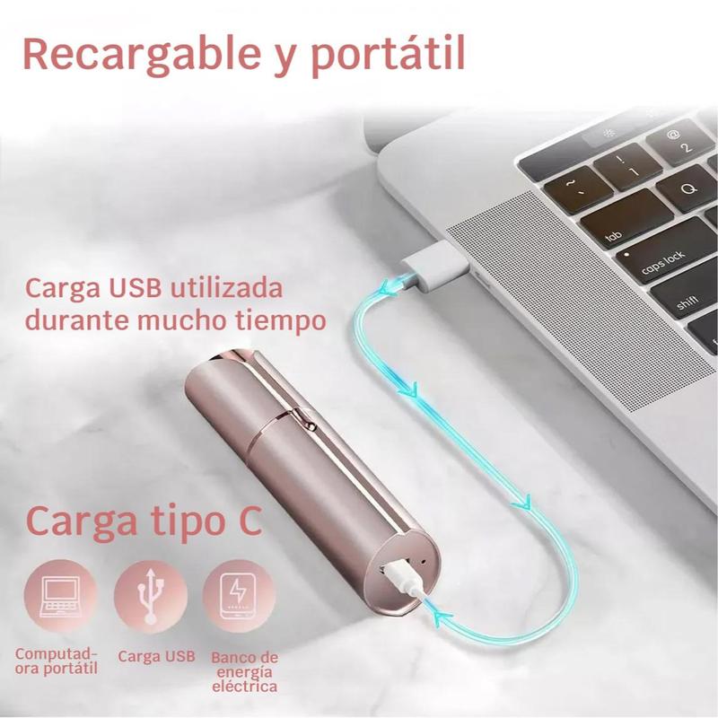 Recortadora de cejas eléctrica rosa sobre una superficie blanca con laptop al fondo.